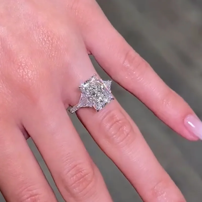 Radiant geslepen Diamantwit sterling zilver 3-steen verlovingsring