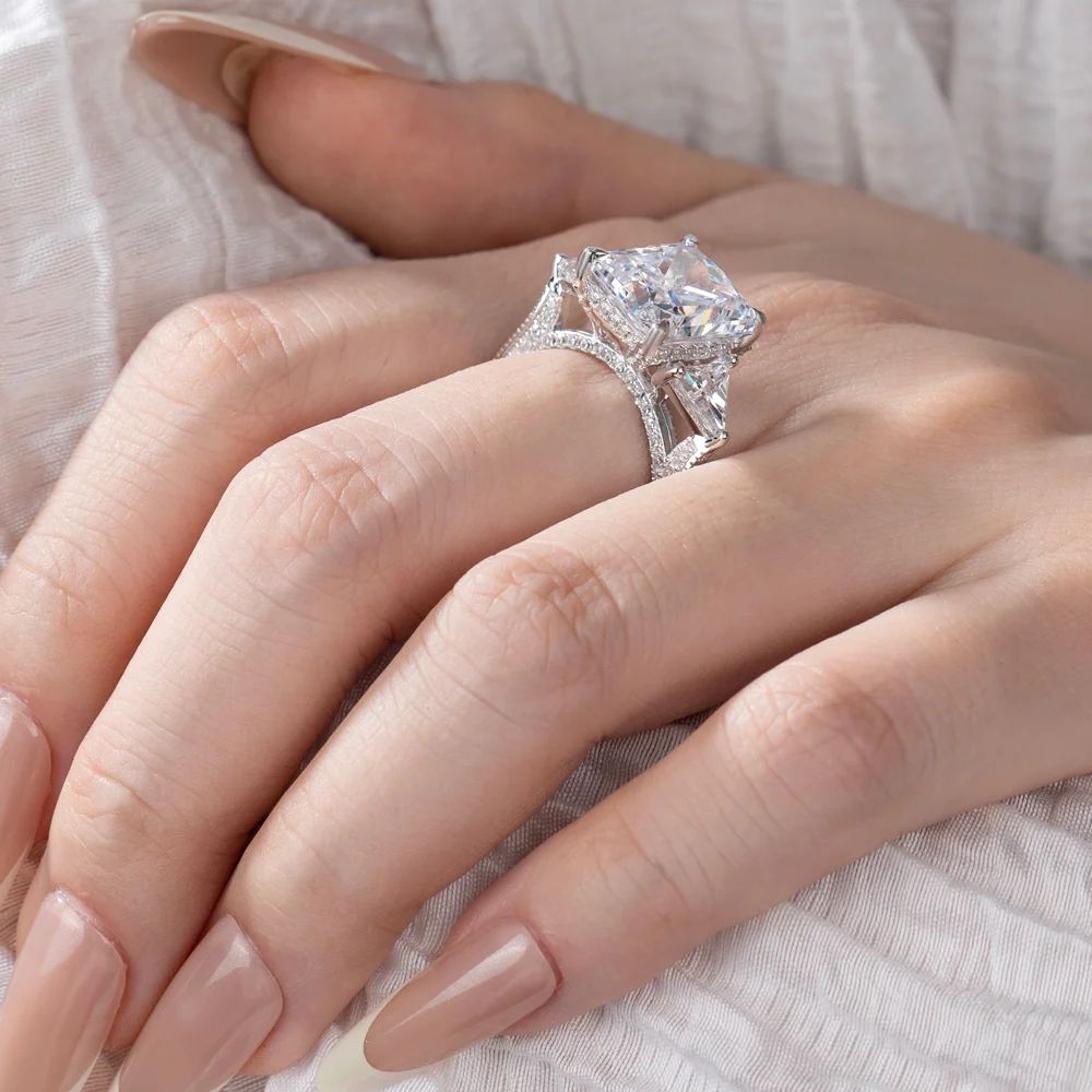 Radiant geslepen Diamantwit sterling zilver 3-steen verlovingsring